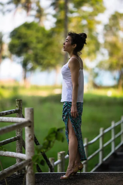 Asiatisk Ung Kvinna Det Övergivna Gigantiska Skeppet Djungeln Thailand — Stockfoto