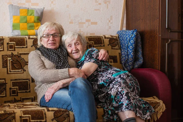 Alte Frau Mit Ihrer Erwachsenen Tochter Kuschelt Auf Der Couch — Stockfoto