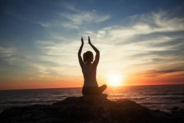 Silhouette Einer Frau Bei Yoga Übungen Strand Des Meeres Während — Stockfoto