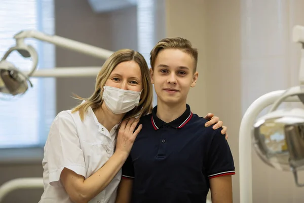 Dentista Femenina Con Paciente Retrato Clínica Dental — Foto de Stock