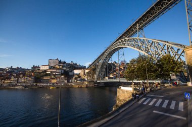 Porto, Portekiz - 17 Şubat 2017: Douro Nehri ve I. Dom Luis Köprüsü manzarası. Porto genellikle Kuzey 'in başkenti olarak anılır, şehir 2012, 2014 ve 2017 Avrupa En İyi İstikamet ödüllerini kazandı..