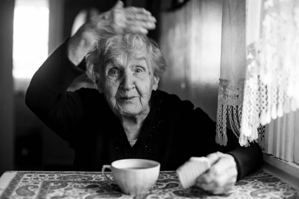 Μια Ηλικιωμένη Γυναίκα Πίνει Τσάι Μπισκότα Στο Σπίτι — Φωτογραφία Αρχείου