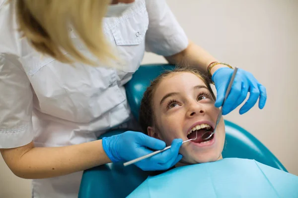 歯医者行います歯医者の十代の女の子のチェックでA歯科椅子に医療クリニック — ストック写真