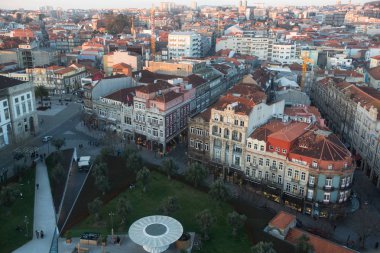Porto, Portekiz - 17 Şubat 2017: Şehir merkezindeki caddelerden birinin üst görüntüsü. Porto genellikle Kuzey 'in başkenti olarak anılır, şehir 2012, 2014 ve 2017 Avrupa En İyi İstikamet ödüllerini kazandı..