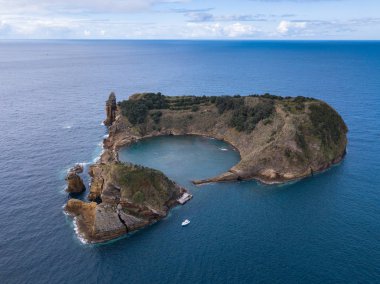 Ponta Delgada / San Miguel, Portekiz - Sep 22, 2018: San Miguel adası yakınlarındaki Vila Franca do Campo adası, Azores takımadasındaki eski bir su altı volkanı krateri tarafından kurulmuştur..