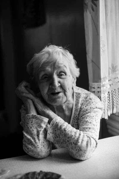 Старая Бабушка Сидит Столом Своем Доме Черно Белое Фото — стоковое фото