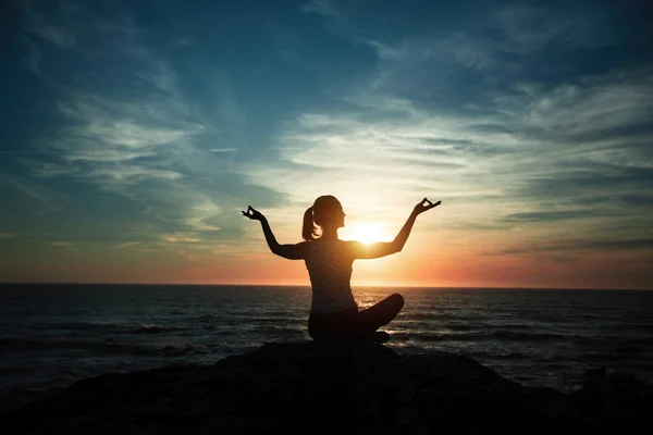 Silueta Mujer Yoga Meditando Playa Del Océano Durante Maravilloso Atardecer —  Fotos de Stock