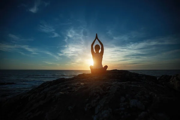 Silhouet Van Yoga Vrouw Van Zee Ochtend Oefeningen — Stockfoto