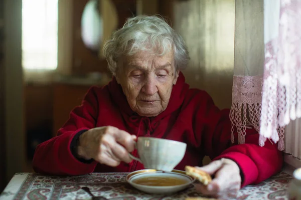 Yaşlı Kır Saçlı Bir Kadın Evinde Çay Içiyor — Stok fotoğraf