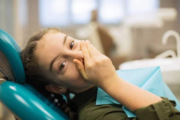 Meisje Kijkt Bezorgd Met Angst Sluit Mond Met Handen Zitten — Stockfoto