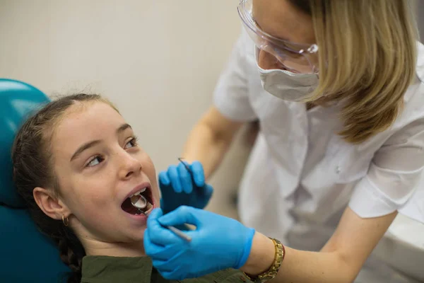 Tandläkare Kvinna Gör Tänder Kontroll Flicka Tandstol Läkarkliniken — Stockfoto