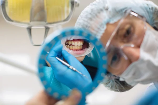 Réflexion Dans Bouche Miroir Les Dents Femme Dentiste Faisant Des — Photo