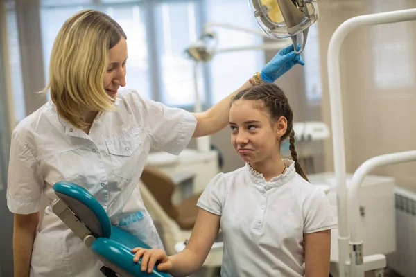 Retrato Criança Paciente Menina Mulher Dentista Sala Dentária — Fotografia de Stock