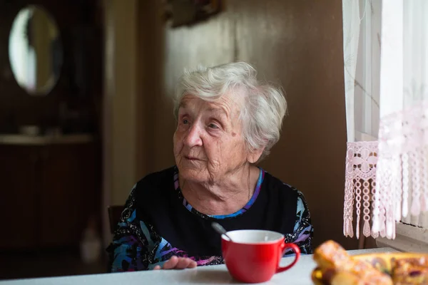 Μια Ηλικιωμένη Γριά Στην Κουζίνα Κάθεται Στο Τραπέζι — Φωτογραφία Αρχείου