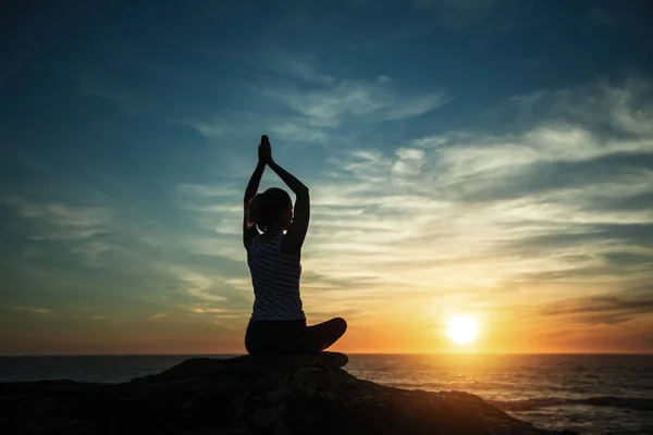 Mujer Yoga Meditando Posición Loto Silueta Costa Del Mar Durante —  Fotos de Stock