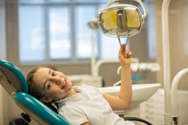 Милая Маленькая Девочка Сидящая Кресле Стоматологическом Кабинете — стоковое фото