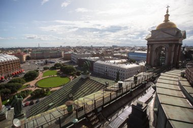St. Petersburg, Rusya - Sep 2, 2017: St. Isaac Katedrali 'nin üst manzarası. Şehir her yıl 50 'den fazla uluslararası festival ve kültür yarışması da dahil olmak üzere yaklaşık 100 festivale ve yarışmaya ev sahipliği yapıyor..