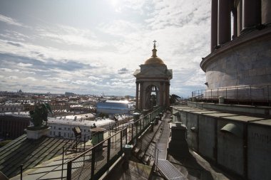 St. Petersburg, Rusya - Sep 2, 2017: St. Isaac Katedrali 'nin üst manzarası. Şehir her yıl 50 'den fazla uluslararası festival ve kültür yarışması da dahil olmak üzere yaklaşık 100 festivale ve yarışmaya ev sahipliği yapıyor..