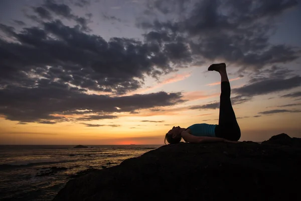 Yoga Yapan Kadın Alacakaranlıkta Deniz Kıyısında Spor Yapıyor — Stok fotoğraf