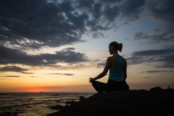 Mujer Yoga Meditando Costa Del Océano Atardecer — Foto de Stock