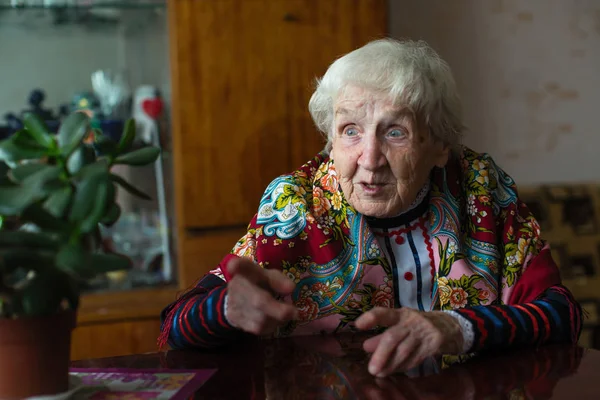 Anziana Donna Anziana Abiti Luminosi Gesti Seduti Tavola — Foto Stock
