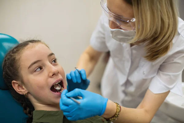 Женщина Дантист Проводит Обследование Зубов Маленькой Девочки Стоматологической Клинике Лицензионные Стоковые Фото