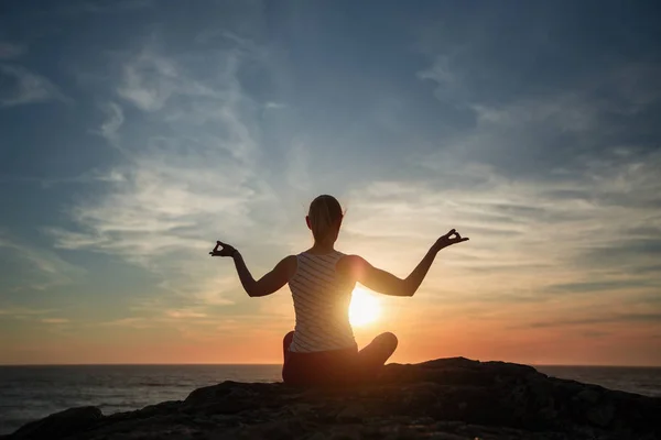 Yoga Frau Meditiert Der Lotusposition Der Meeresküste Bei Herrlichem Sonnenuntergang — Stockfoto