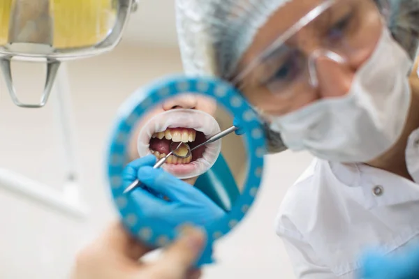 Vrouw Tandarts Doet Tanden Checkup Man Patiënt Een Tandartsstoel Medische — Stockfoto