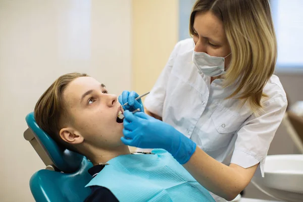 Врач Стоматолог Проводит Обследование Зубов Человека Стоматологической Клинике — стоковое фото