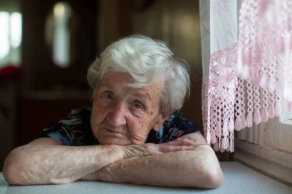 Egy Idős Nyugdíjas Portréja Házában — Stock Fotó