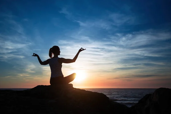 Silhouette Young Woman Practicing Yoga Sea Beach Stunning Sunset — Stock Photo, Image