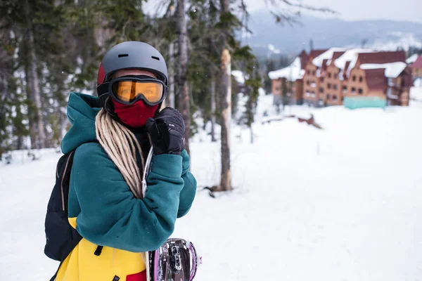 Junge Snowboarderin Steht Mit Snowboard Der Nähe Der Skipisten — Stockfoto