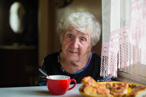 Evinde Yaşlı Bir Kadının Portresi — Stok fotoğraf
