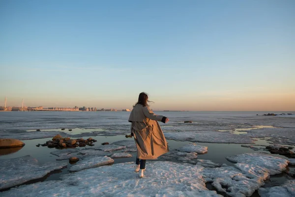 Petersburg Finlandiya Körfezi Kıyısında Genç Bir Kadın — Stok fotoğraf