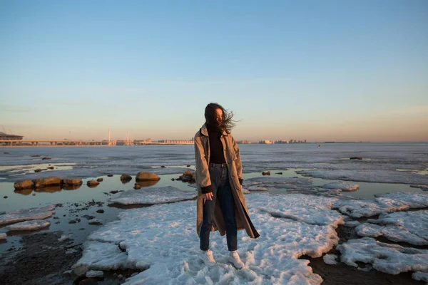 Fotoshooting Junge Frau Ufer Des Finnischen Golfs Petersburg Winter — Stockfoto