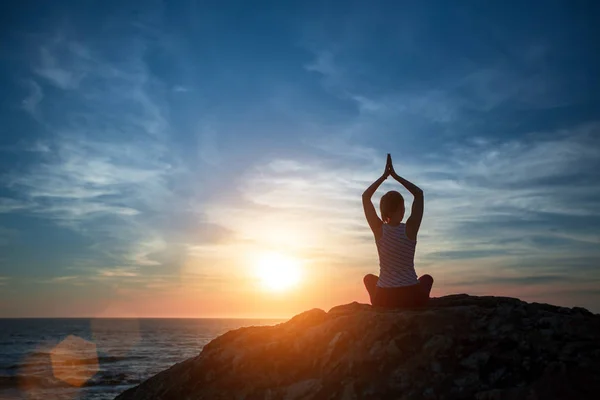 Silhouette Donna Yoga Meditando Sulla Spiaggia Dell Oceano Durante Tramonto — Foto Stock