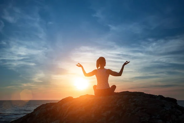 Silhuett Ung Kvinna Utövar Yoga Havet Stranden Vid Behaglig Solnedgång — Stockfoto