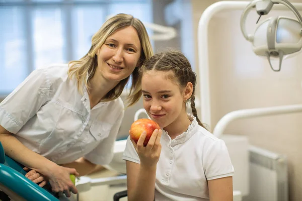 Zahnarzt Schenkt Apfel Für Lächelndes Teenager Mädchen Moderner Zahnklinik — Stockfoto