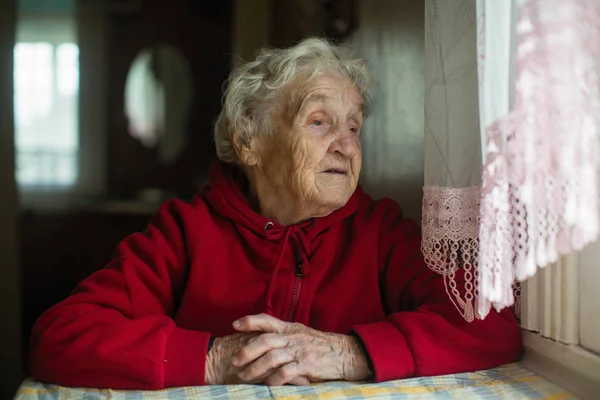 Une Vieille Femme Est Assise Dans Une Maison Près Fenêtre — Photo