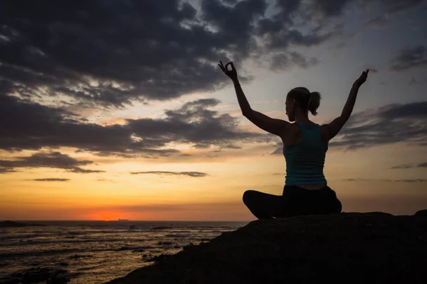 Mujer Fitness Haciendo Ejercicios Yoga Costa Del Océano Atardecer —  Fotos de Stock