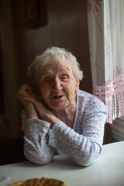 Stará Ruská Starší Žena Sedí Stolu Svém Domě — Stock fotografie