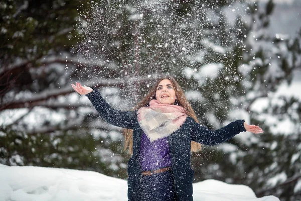 ティーン女の子遊びとともに雪でザ公園で冬 — ストック写真