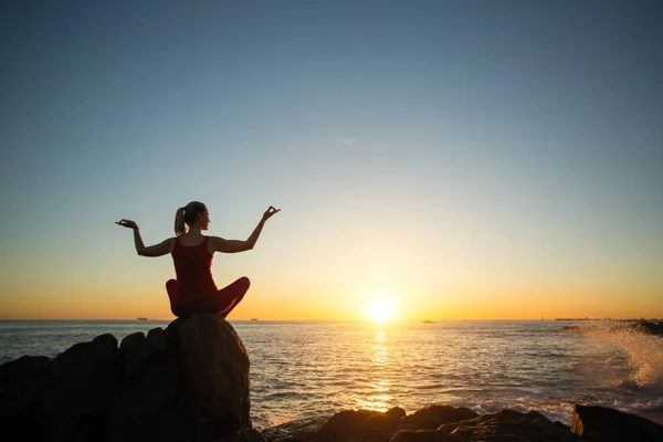 Jonge Yoga Vrouw Het Strand Verbazingwekkende Zonsondergang — Stockfoto