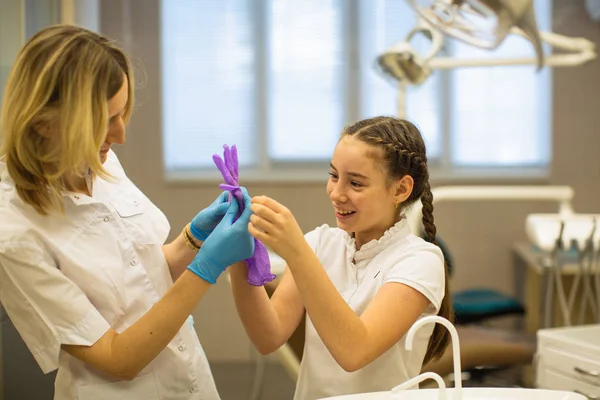 Niña Pequeña Usa Guantes Médicos Con Ayuda Dentista —  Fotos de Stock