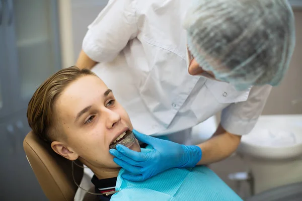 女性歯科医置きますオン男患者A口ガードで歯科事務所 — ストック写真
