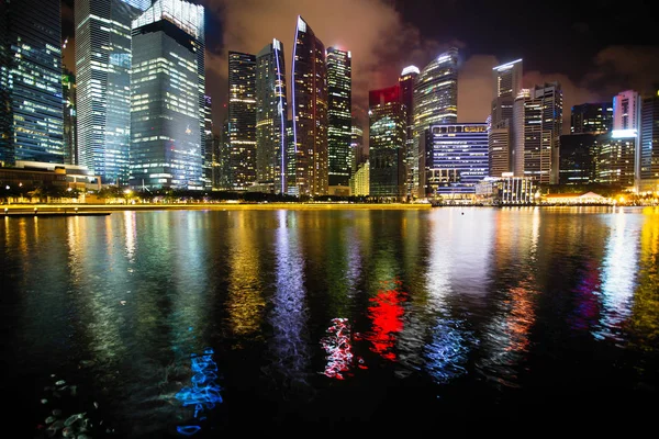 Skyline Στην Επιχειρηματική Περιοχή Σιγκαπούρη Νύχτα — Φωτογραφία Αρχείου