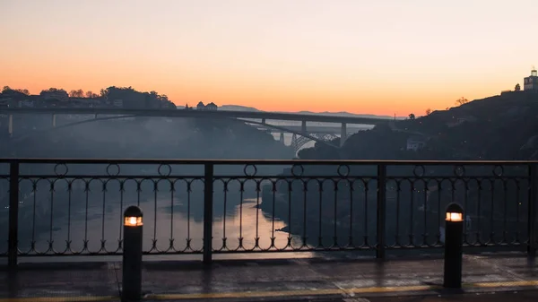 波尔图 葡萄牙 黎明时分从多姆路易斯一世桥俯瞰多罗河 — 图库照片