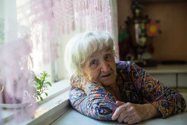 Portrait Elderly Woman Sitting Kitchen — 스톡 사진