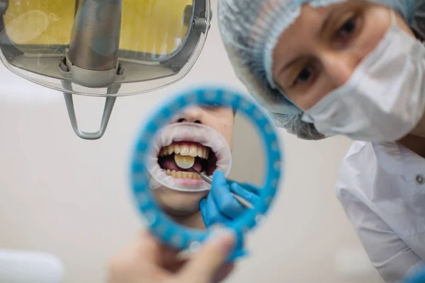 Odraz Zrcadle Zubař Dělá Kontrolu Zubů Muž Pacient Lékařské Klinice — Stock fotografie