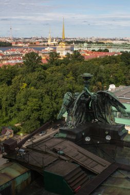 St. Petersburg, Rusya - Sep 2, 2017: St. Isaac Katedrali 'nin üst manzarası. Şehir her yıl, 50 'den fazla uluslararası festival de dahil olmak üzere yaklaşık 100 festival ve çeşitli sanat ve kültür yarışmalarına ev sahipliği yapıyor..